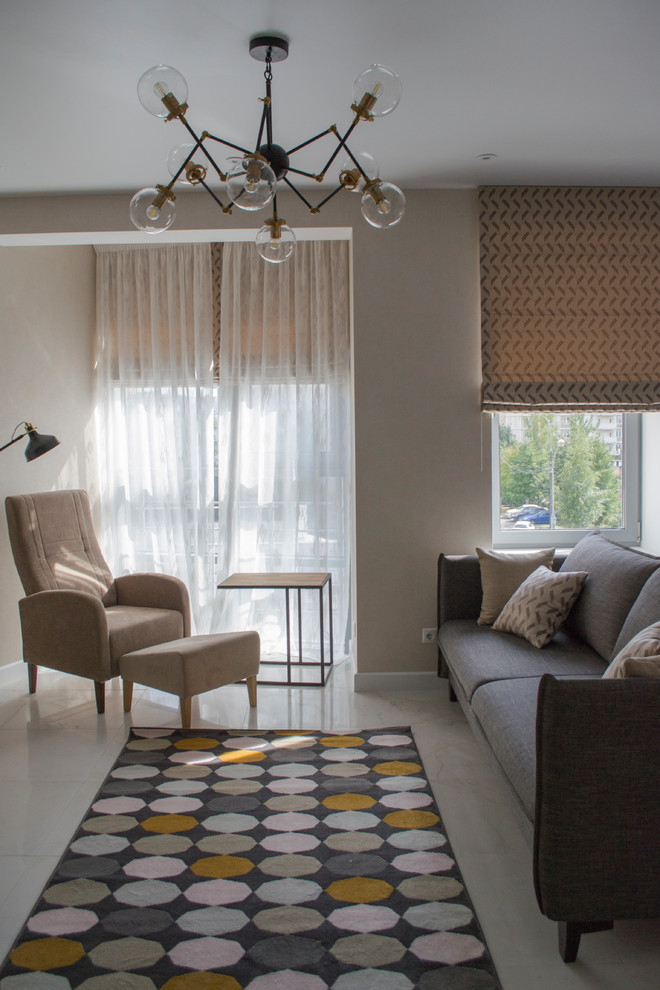 Foto de salón abierto escandinavo pequeño con paredes beige, suelo de baldosas de porcelana, televisor colgado en la pared y suelo blanco