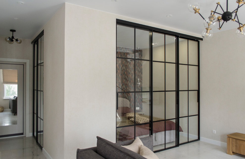 Foto på ett litet skandinaviskt allrum med öppen planlösning, med beige väggar, klinkergolv i porslin, en väggmonterad TV och vitt golv