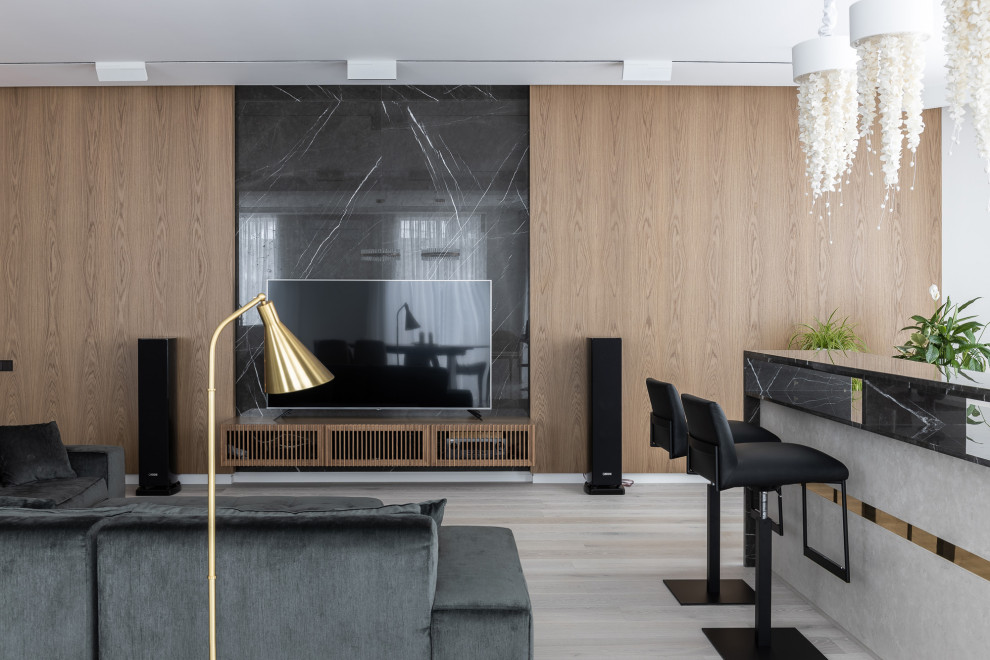 Offenes Modernes Wohnzimmer mit beiger Wandfarbe, hellem Holzboden und beigem Boden in Sonstige