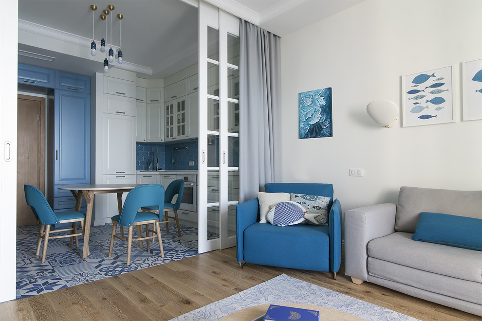 Foto de salón para visitas abierto contemporáneo pequeño con paredes blancas, suelo de madera en tonos medios y suelo beige
