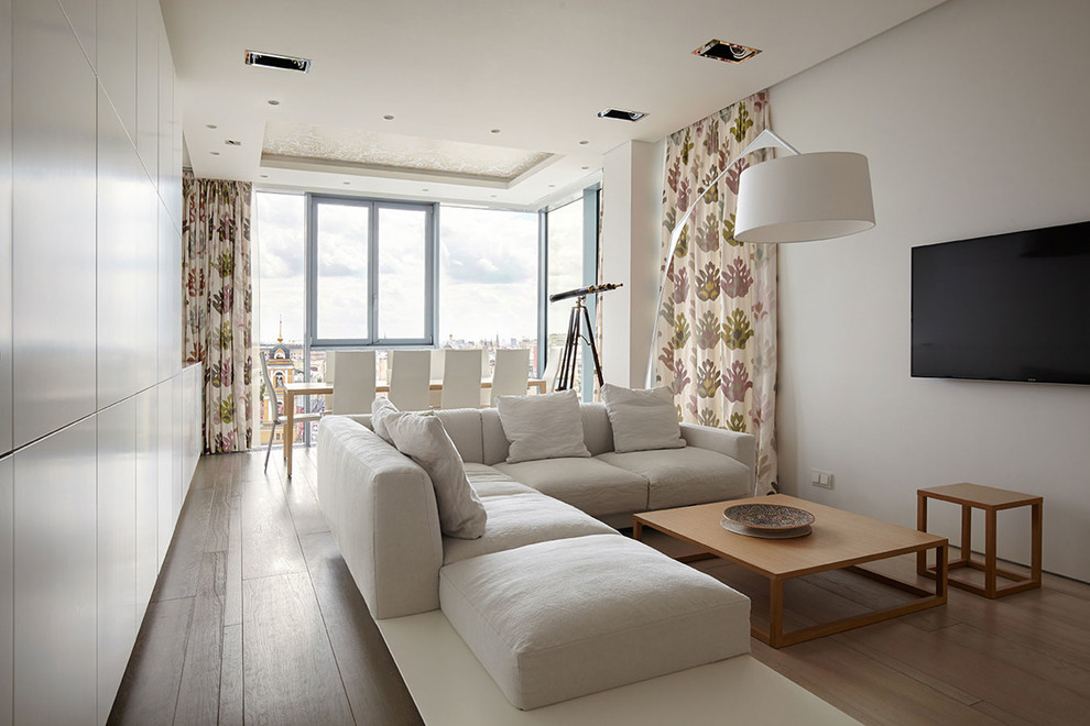 Источник вдохновения для домашнего уюта: парадная гостиная комната среднего размера в современном стиле с белыми стенами, светлым паркетным полом и горизонтальным камином