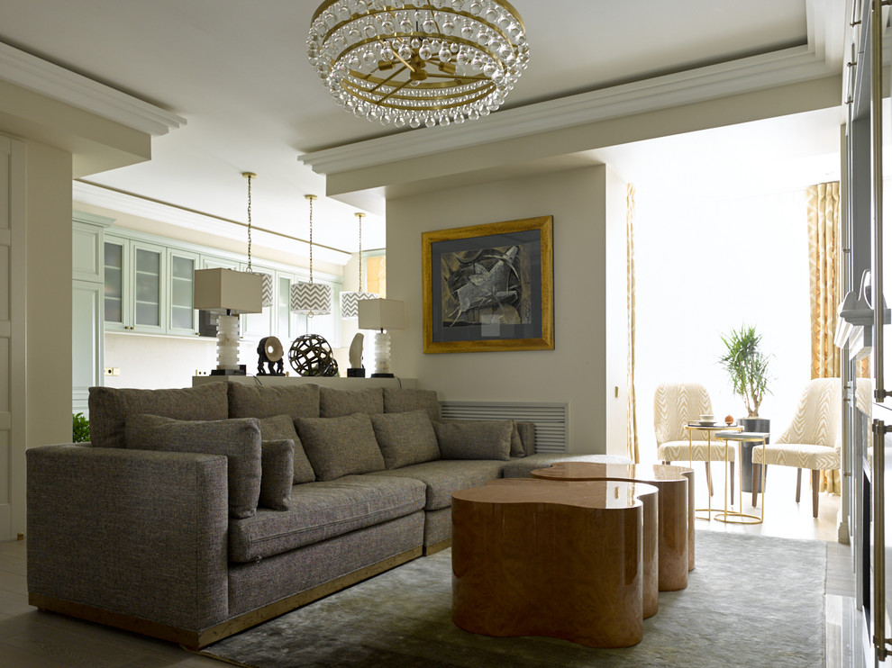 Imagen de salón para visitas abierto clásico renovado de tamaño medio con paredes beige y suelo de madera clara