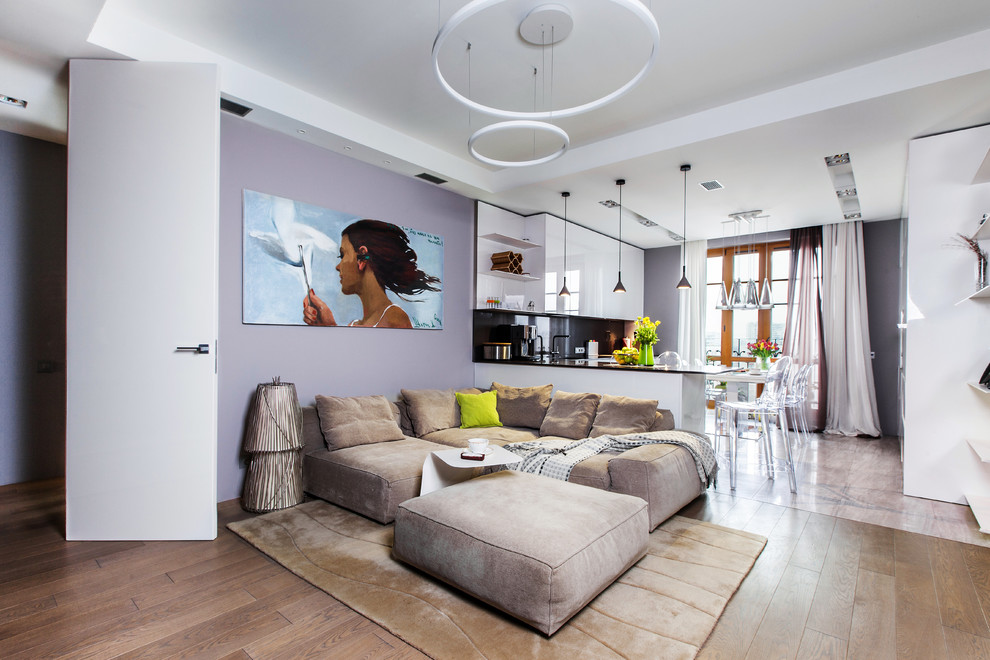 Cette image montre un grand salon design ouvert avec un mur gris, un sol en bois brun, un sol marron et une salle de réception.