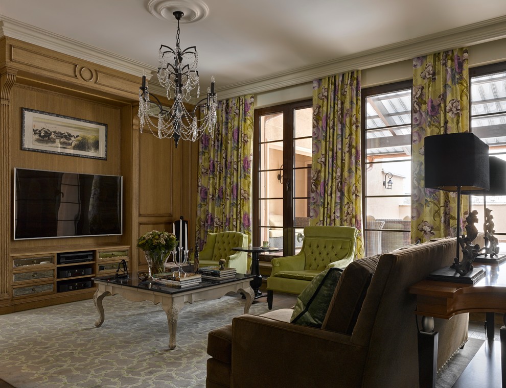 Пример оригинального дизайна: большая изолированная, парадная, объединенная гостиная комната в стиле неоклассика (современная классика) с телевизором на стене и ковровым покрытием