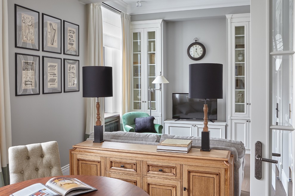 Источник вдохновения для домашнего уюта: парадная гостиная комната в стиле неоклассика (современная классика) с серыми стенами и отдельно стоящим телевизором