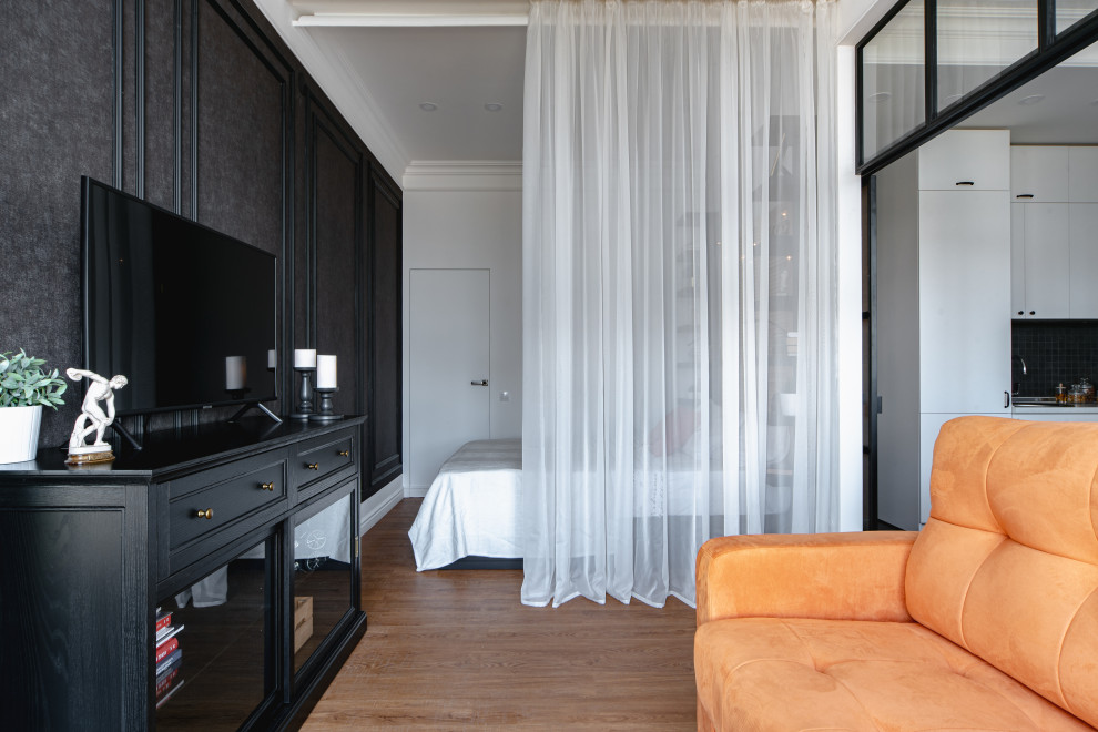 Стильный дизайн: маленькая открытая гостиная комната в стиле фьюжн с отдельно стоящим телевизором для на участке и в саду - последний тренд