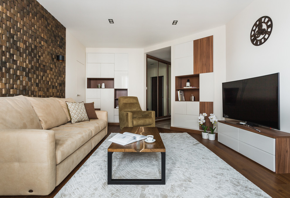 Стильный дизайн: парадная, открытая гостиная комната среднего размера в современном стиле с паркетным полом среднего тона и отдельно стоящим телевизором - последний тренд