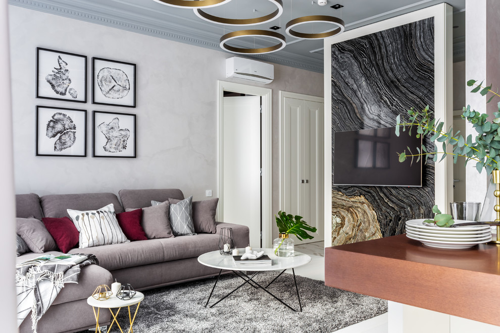 Пример оригинального дизайна: гостиная комната в современном стиле с серыми стенами, телевизором на стене и белым полом без камина