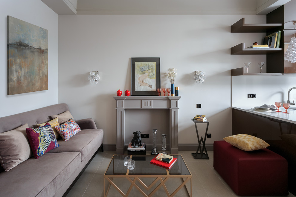 Идея дизайна: гостиная комната в современном стиле с белыми стенами и бежевым полом