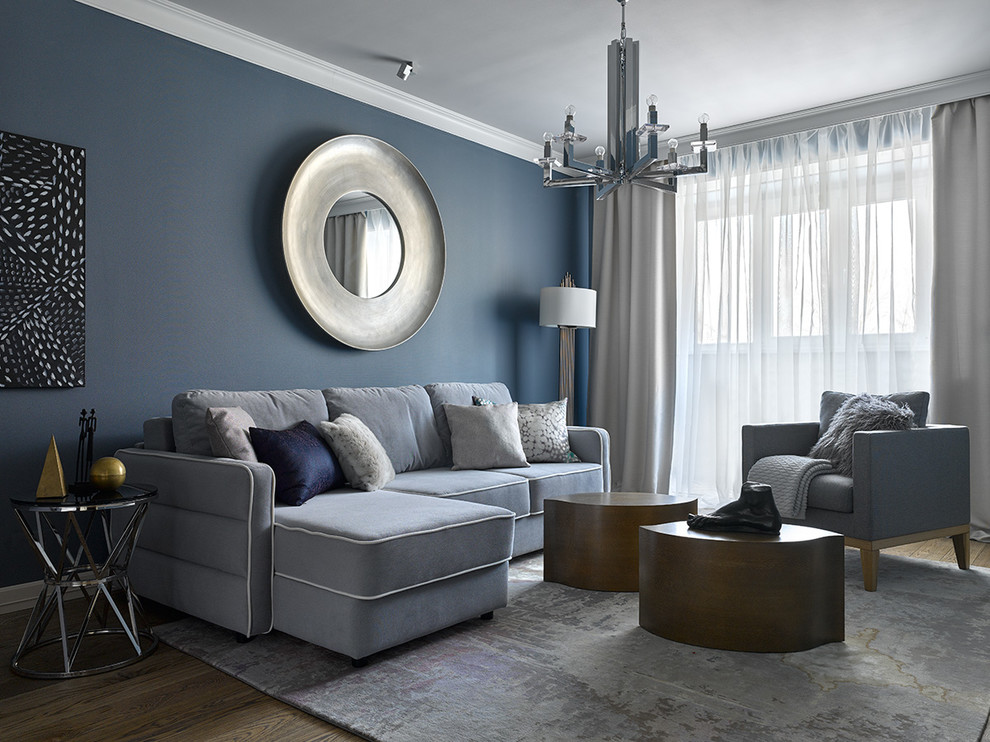 Идея дизайна: парадная гостиная комната в стиле неоклассика (современная классика) с паркетным полом среднего тона, синими стенами и коричневым полом