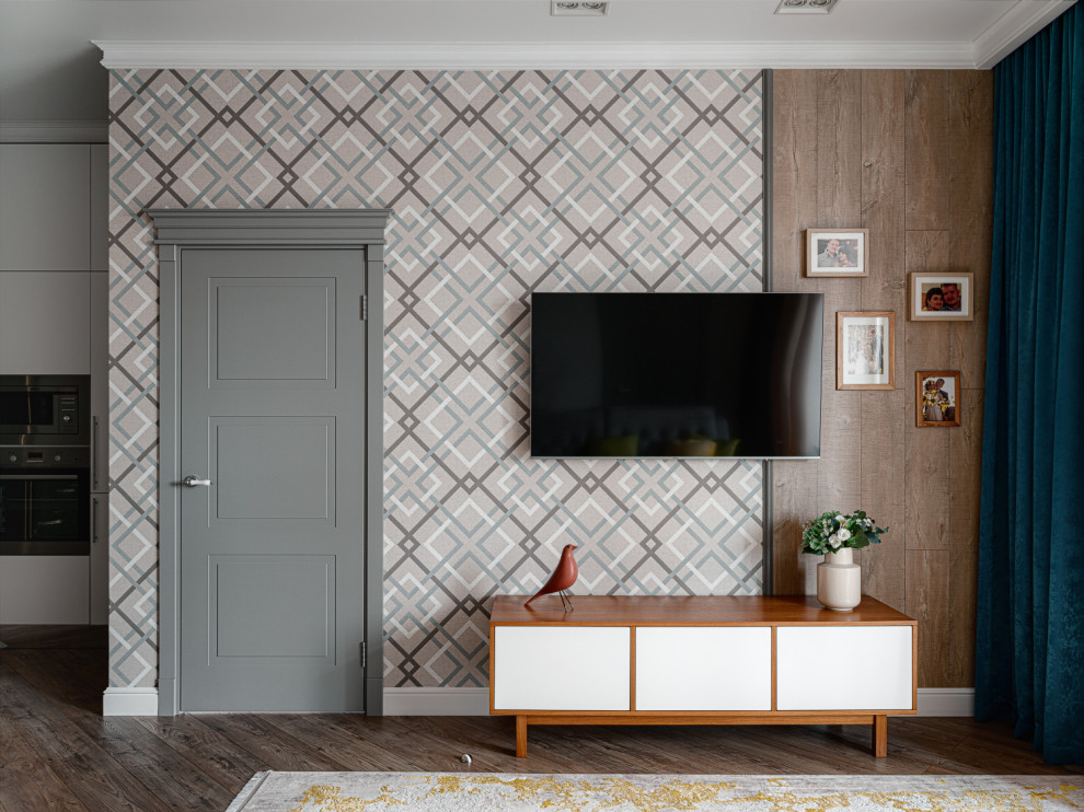 На фото: гостиная комната в стиле фьюжн с телевизором на стене и коричневым полом