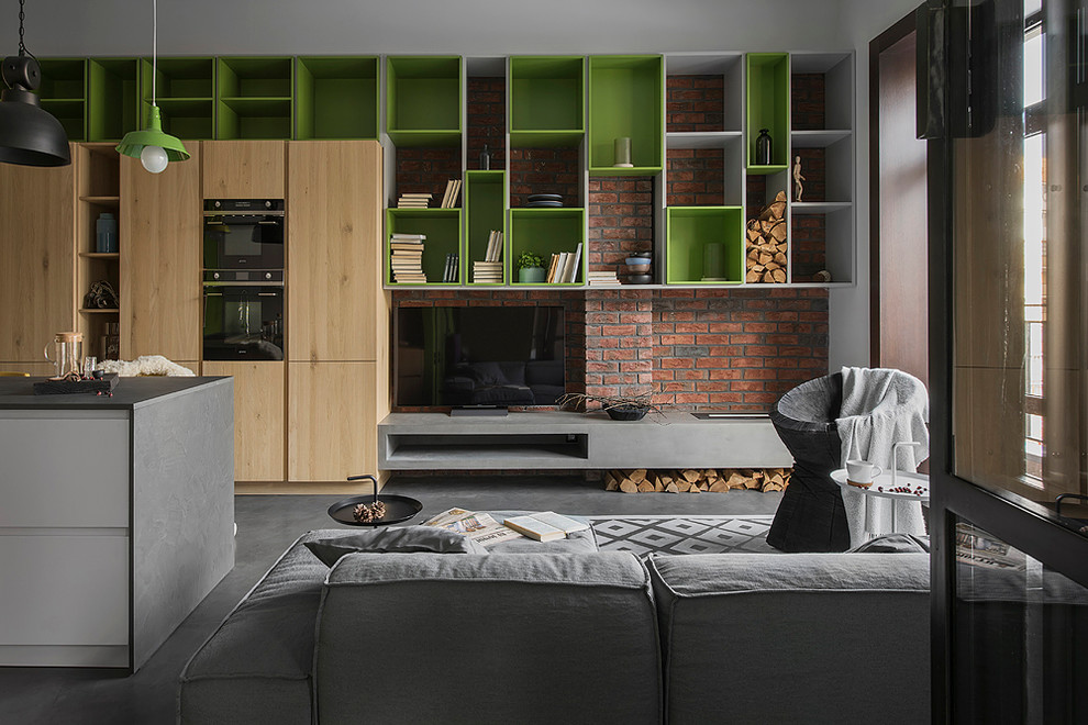 Diseño de sala de estar abierta urbana pequeña con paredes marrones, chimenea lineal y televisor independiente