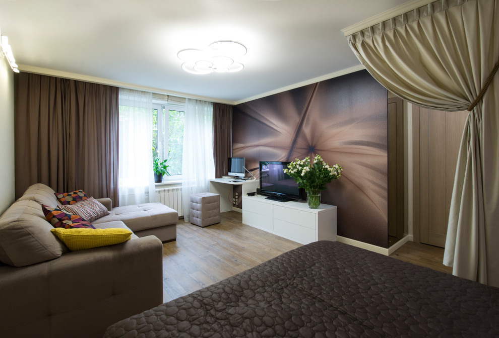 Идея дизайна: маленькая объединенная гостиная комната в современном стиле с белыми стенами, паркетным полом среднего тона и коричневым полом для на участке и в саду