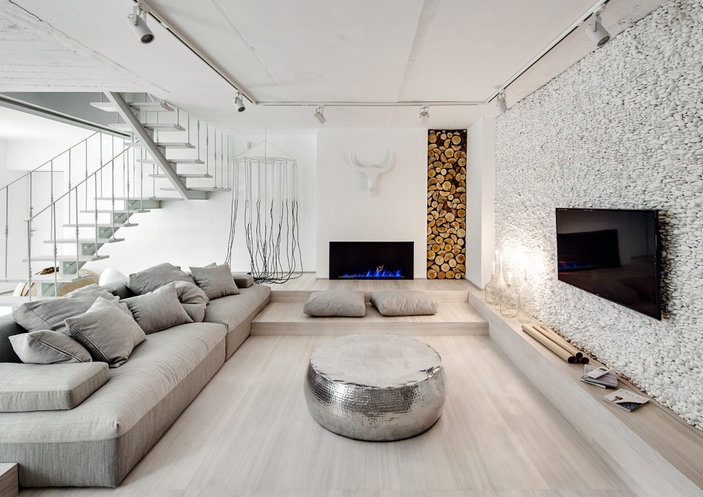 Свежая идея для дизайна: гостиная комната в стиле неоклассика (современная классика) с белыми стенами, светлым паркетным полом, горизонтальным камином и телевизором на стене - отличное фото интерьера