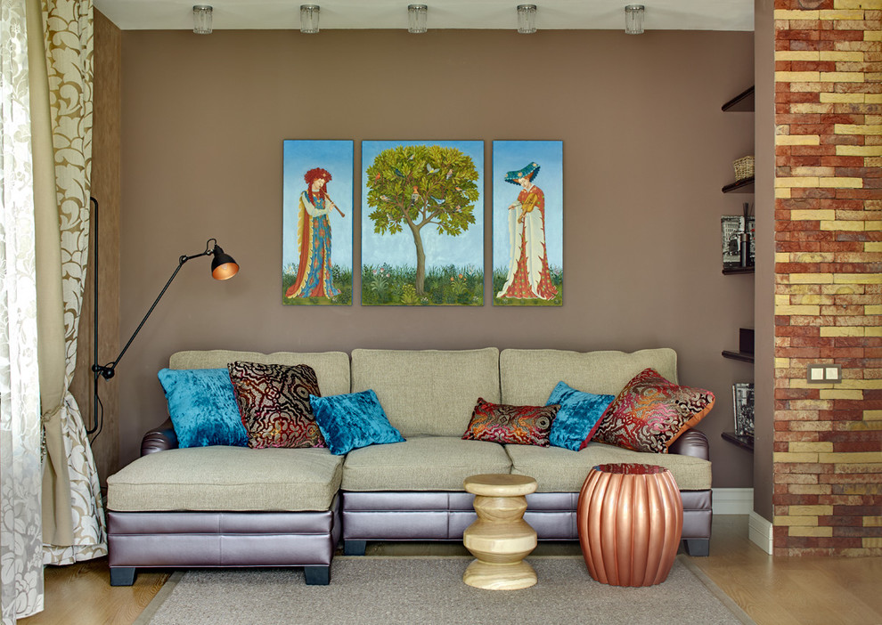 Ejemplo de salón para visitas ecléctico con paredes marrones y suelo de madera clara