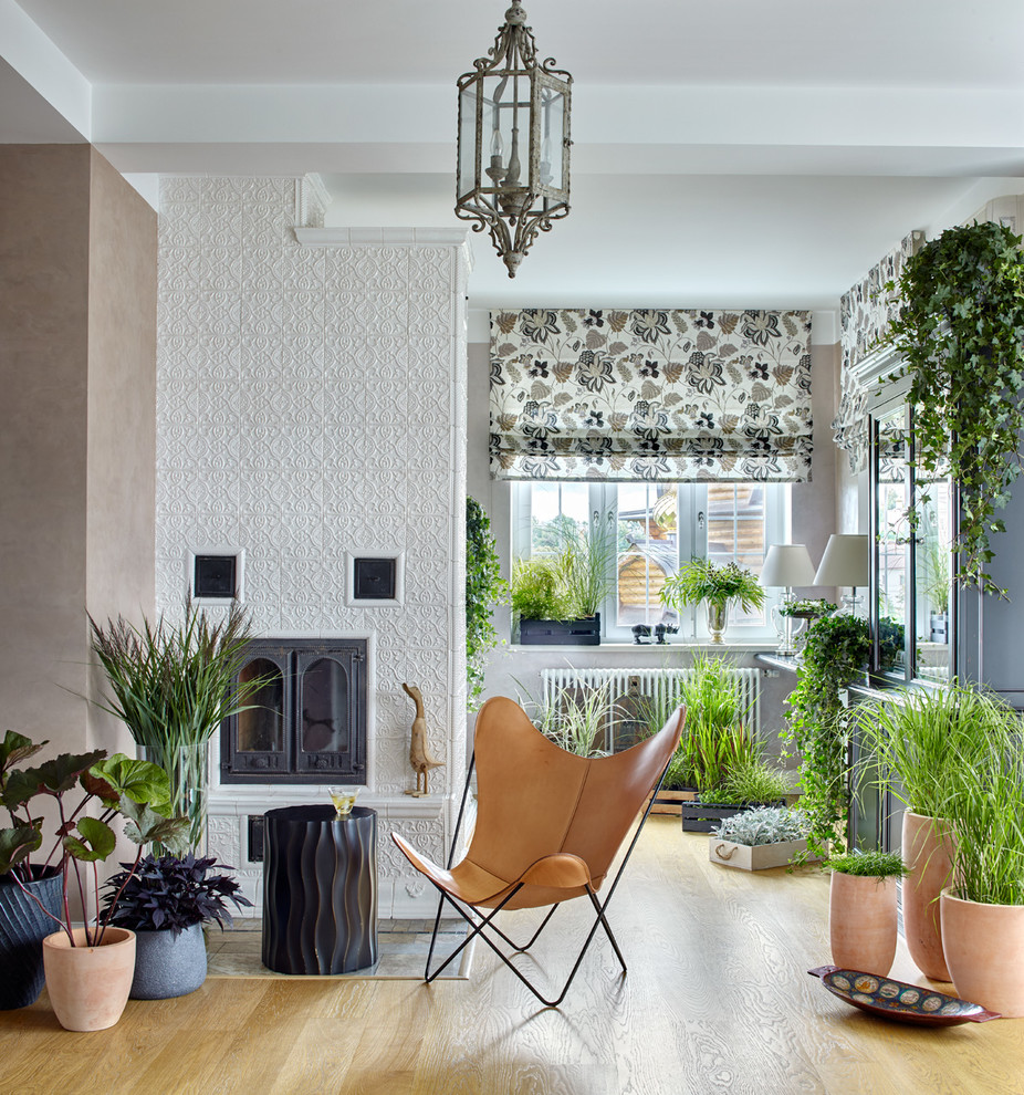 Stilmix Wohnzimmer mit beiger Wandfarbe und hellem Holzboden in Moskau