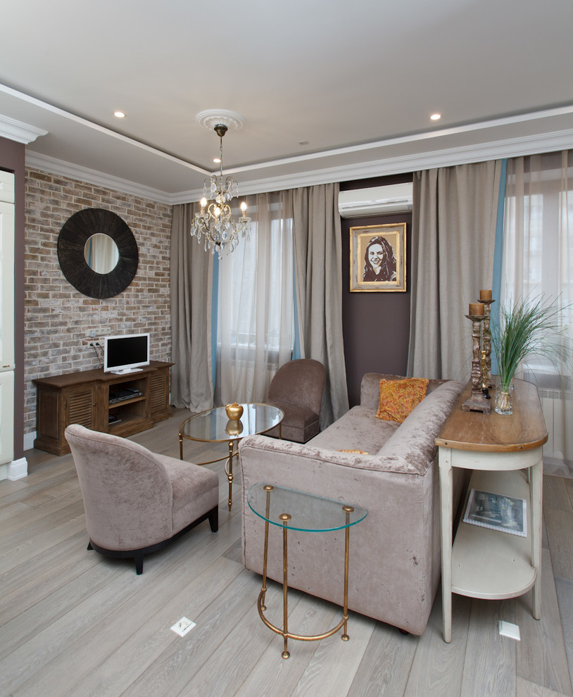 Idee per un soggiorno design di medie dimensioni e aperto con pareti marroni e parquet chiaro