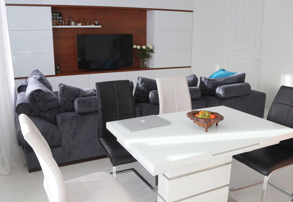Идея дизайна: гостиная комната среднего размера в современном стиле с белыми стенами и полом из ламината