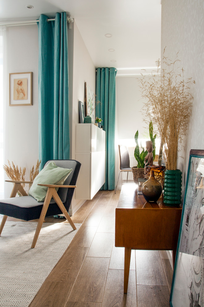 Foto di un piccolo soggiorno contemporaneo aperto con pavimento in laminato, nessuna TV e pavimento marrone