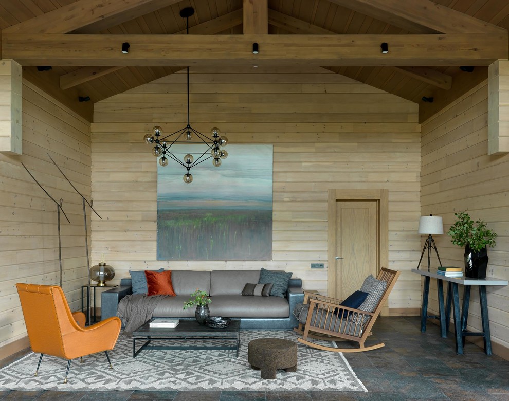Immagine di un soggiorno country con pareti beige