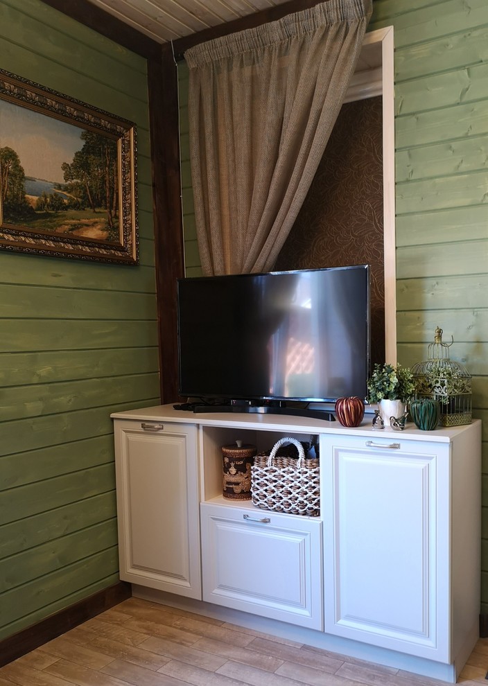 Modelo de sala de estar cerrada rural pequeña con paredes verdes, suelo de baldosas de porcelana y suelo beige