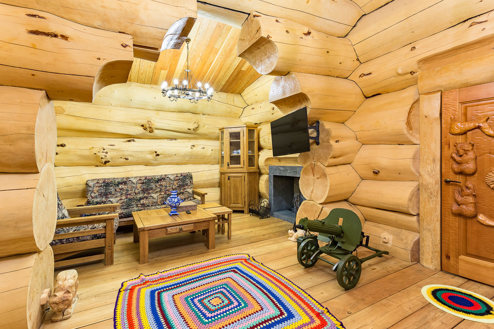 Großes Rustikales Wohnzimmer mit gebeiztem Holzboden und beiger Wandfarbe in Moskau