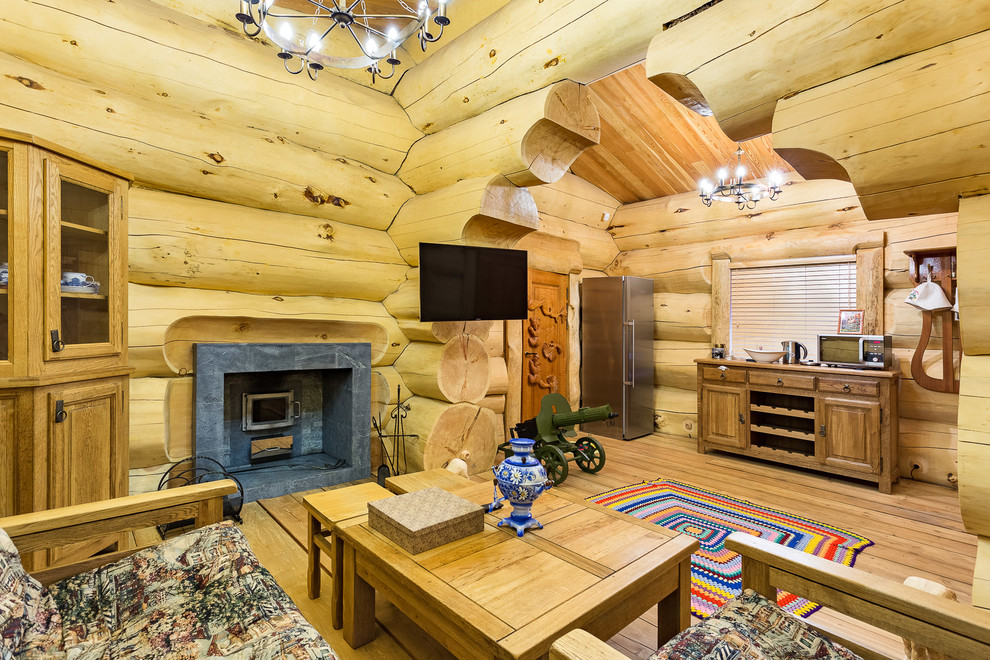 Идея дизайна: большая гостиная комната в стиле рустика с деревянным полом, бежевыми стенами и зоной отдыха