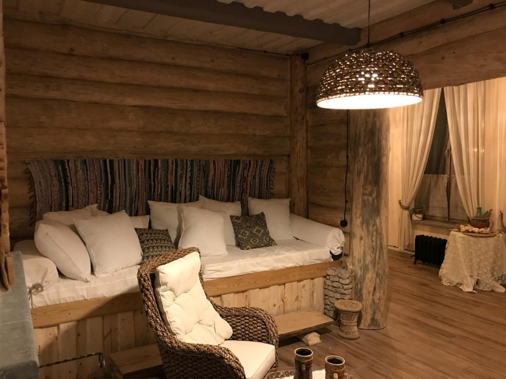 Стильный дизайн: гостиная комната в стиле рустика с зоной отдыха - последний тренд