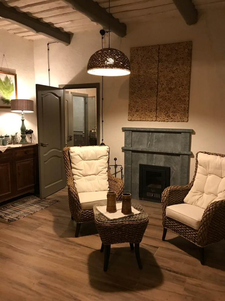 Пример оригинального дизайна: гостиная комната в стиле рустика с зоной отдыха