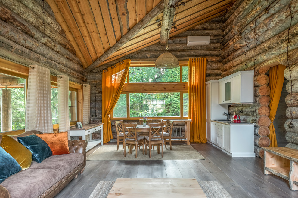 Источник вдохновения для домашнего уюта: объединенная гостиная комната в стиле рустика с коричневыми стенами