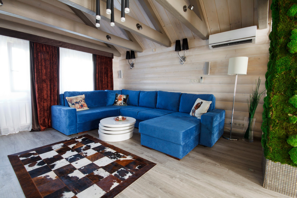 Ispirazione per un grande soggiorno contemporaneo aperto con pareti bianche e pavimento in legno massello medio