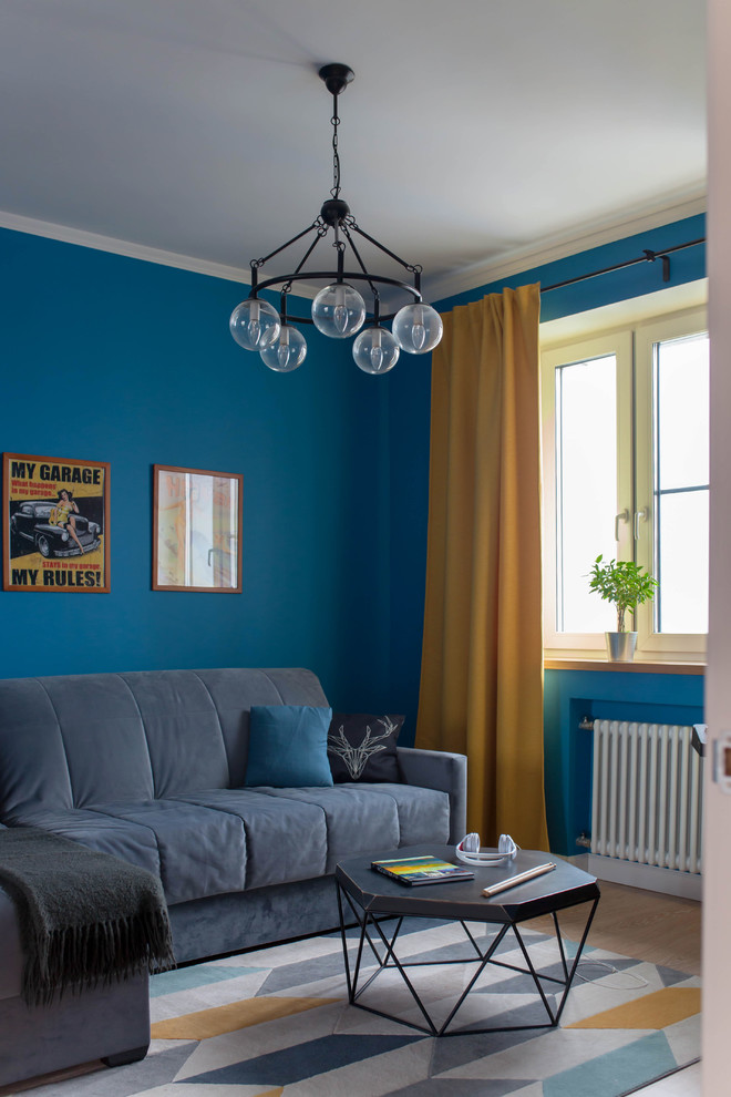 Ispirazione per un soggiorno nordico di medie dimensioni con pareti blu, parquet chiaro e pavimento beige
