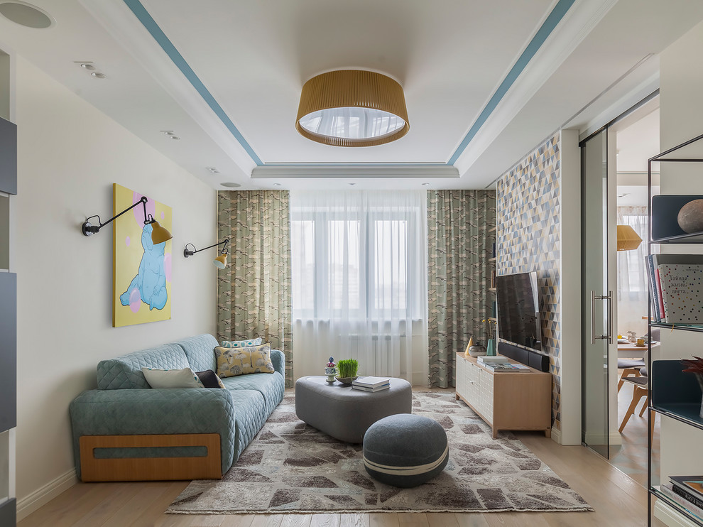 На фото: изолированная гостиная комната в скандинавском стиле с светлым паркетным полом, телевизором на стене, бежевым полом и красивыми шторами с