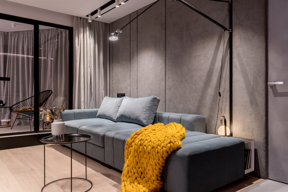 Kleines Modernes Wohnzimmer mit grauer Wandfarbe, hellem Holzboden, beigem Boden und TV-Wand in Moskau