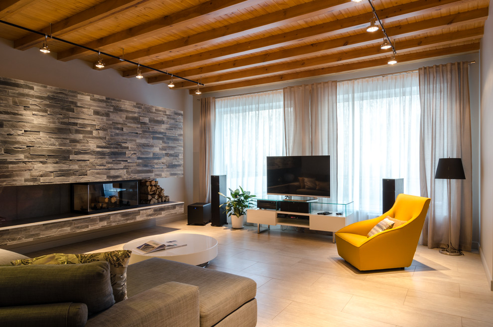 На фото: парадная гостиная комната в современном стиле с стандартным камином и отдельно стоящим телевизором с
