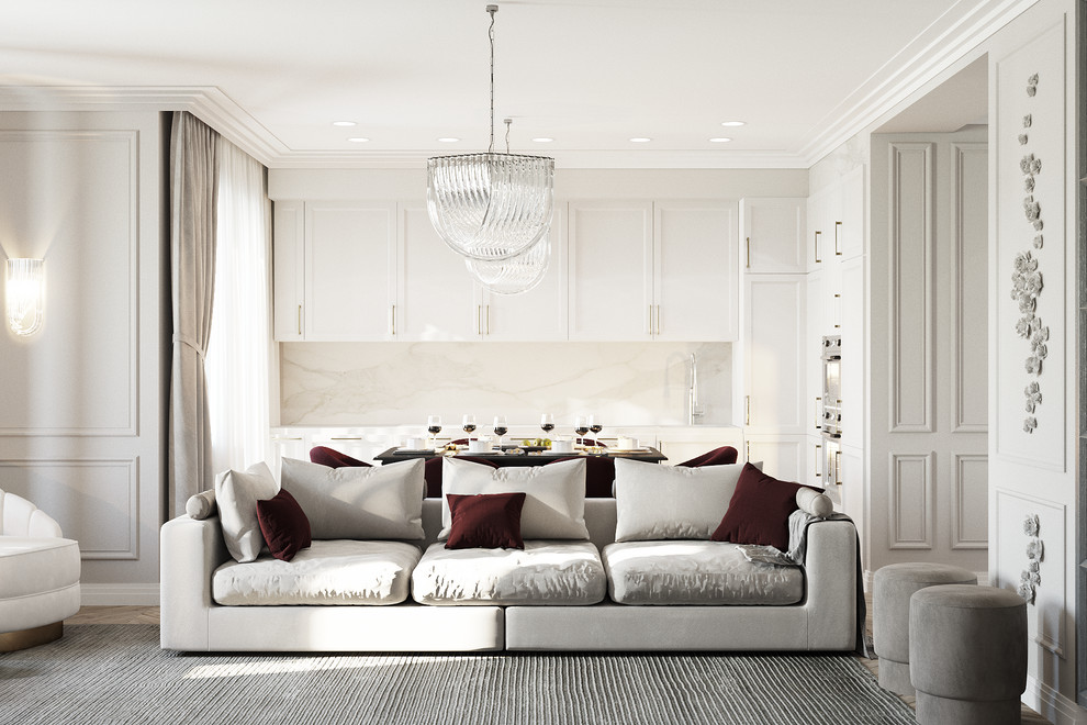 Mittelgroßes, Offenes Klassisches Wohnzimmer ohne Kamin mit beiger Wandfarbe, Laminat, TV-Wand und braunem Boden in Sonstige