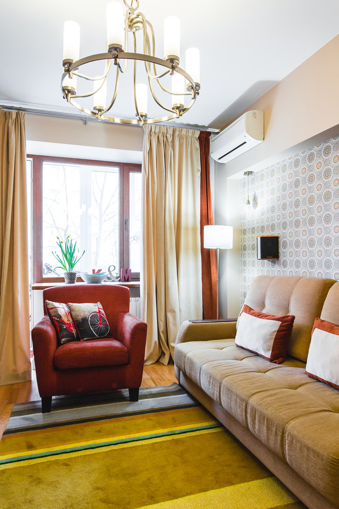 Пример оригинального дизайна: парадная гостиная комната в современном стиле с разноцветными стенами без камина