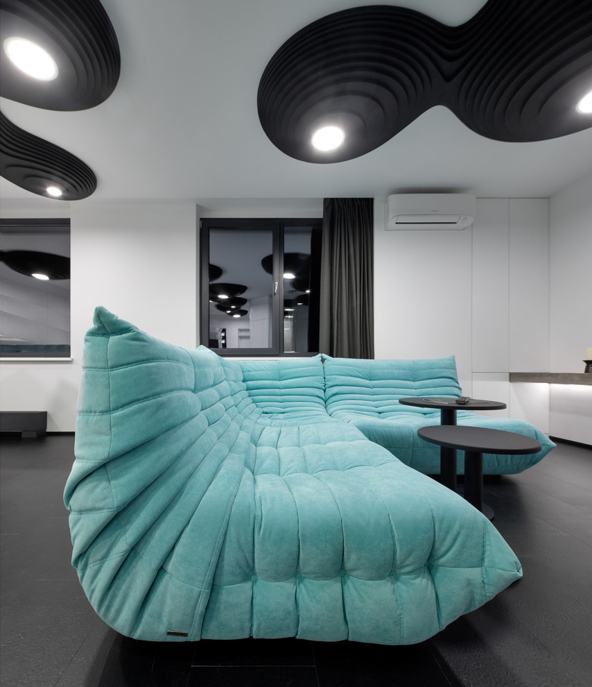 Foto di un soggiorno minimal di medie dimensioni con pareti bianche, pavimento in vinile, TV a parete e pavimento nero