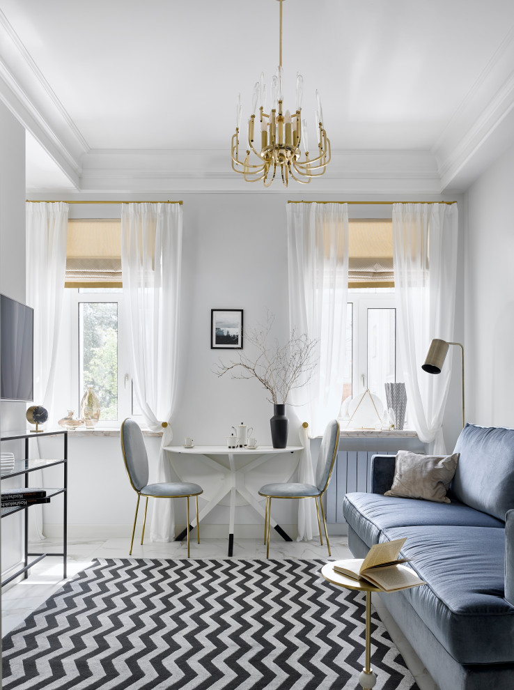 Cette image montre un petit salon design fermé avec un mur blanc, un sol en carrelage de porcelaine, un téléviseur fixé au mur et un sol blanc.