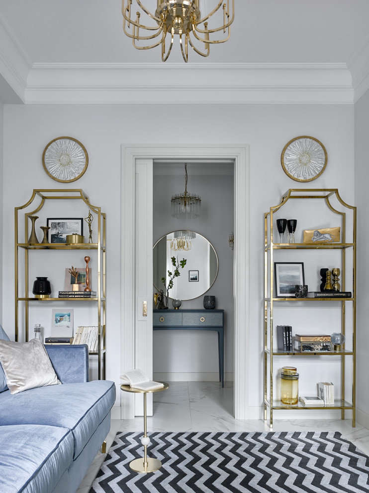 Пример оригинального дизайна: маленькая изолированная гостиная комната в современном стиле с белыми стенами, полом из керамогранита, телевизором на стене и белым полом для на участке и в саду