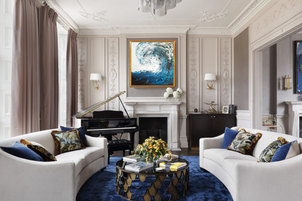 Стильный дизайн: парадная, изолированная гостиная комната в классическом стиле с серыми стенами, темным паркетным полом, стандартным камином и коричневым полом - последний тренд