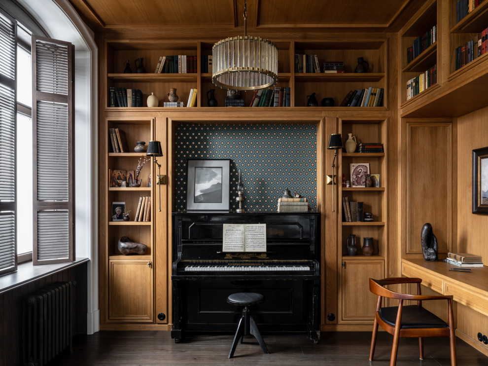 Diseño de despacho clásico con paredes marrones, suelo de madera oscura, suelo marrón, panelado y madera
