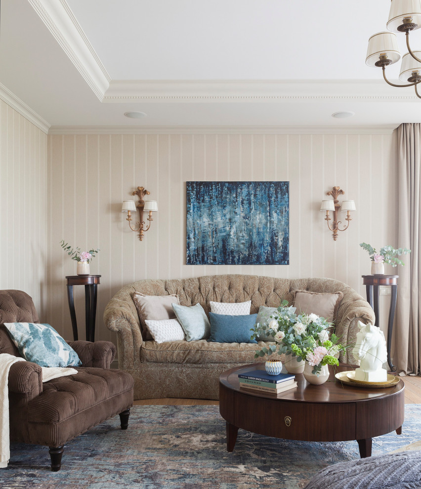 Esempio di un soggiorno tradizionale di medie dimensioni e chiuso con pareti beige e parquet chiaro