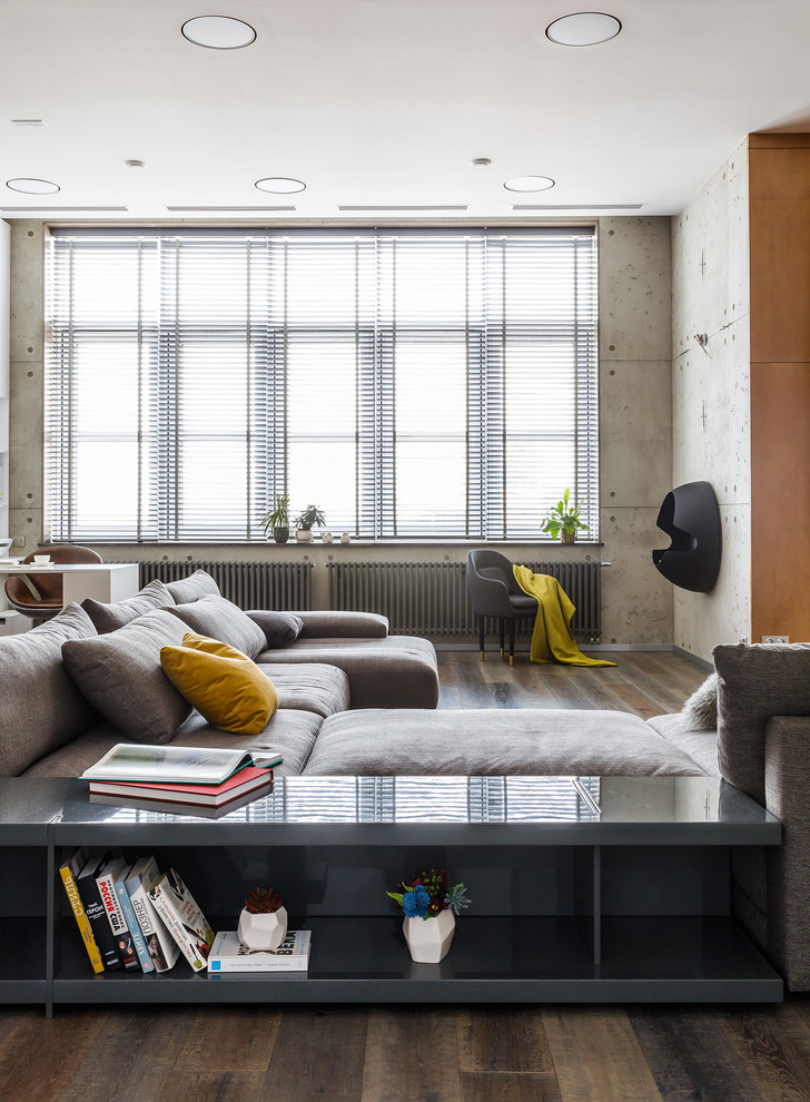 Inspiration för ett funkis vardagsrum, med grå väggar, mellanmörkt trägolv och brunt golv