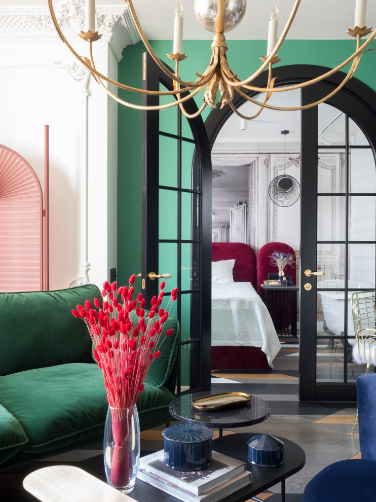Пример оригинального дизайна: маленькая открытая гостиная комната в современном стиле с паркетным полом среднего тона, отдельно стоящим телевизором, разноцветным полом и зелеными стенами без камина для на участке и в саду
