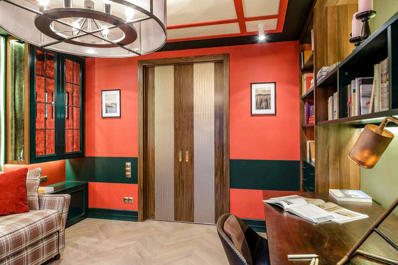 На фото: гостиная комната в стиле неоклассика (современная классика) с светлым паркетным полом