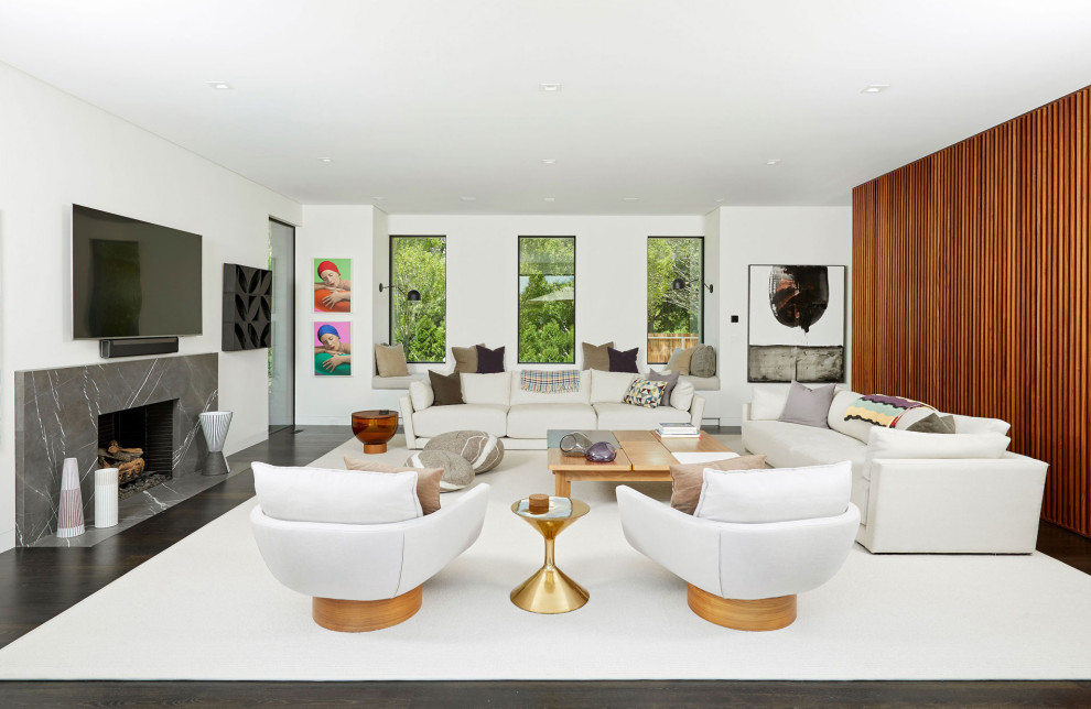 Geräumiges, Offenes Modernes Wohnzimmer mit weißer Wandfarbe, Kamin, gefliester Kaminumrandung, TV-Wand und schwarzem Boden in New York