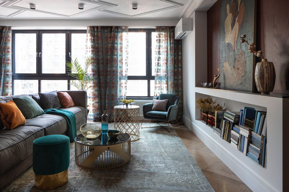 Esempio di un soggiorno contemporaneo aperto con pareti bianche, pavimento in legno massello medio e pavimento marrone