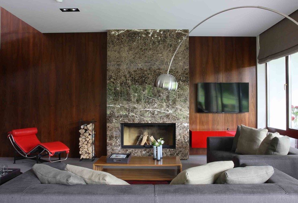 Aménagement d'un salon moderne de taille moyenne avec un mur marron, un sol en carrelage de porcelaine, une cheminée ribbon, un manteau de cheminée en pierre, un téléviseur fixé au mur et un sol gris.