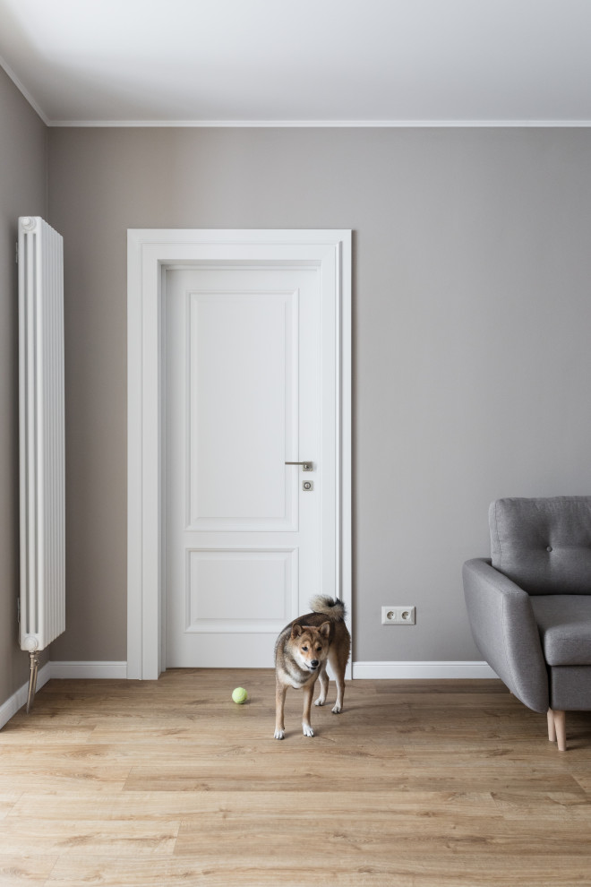 Diseño de salón clásico de tamaño medio con paredes grises, suelo laminado y suelo marrón